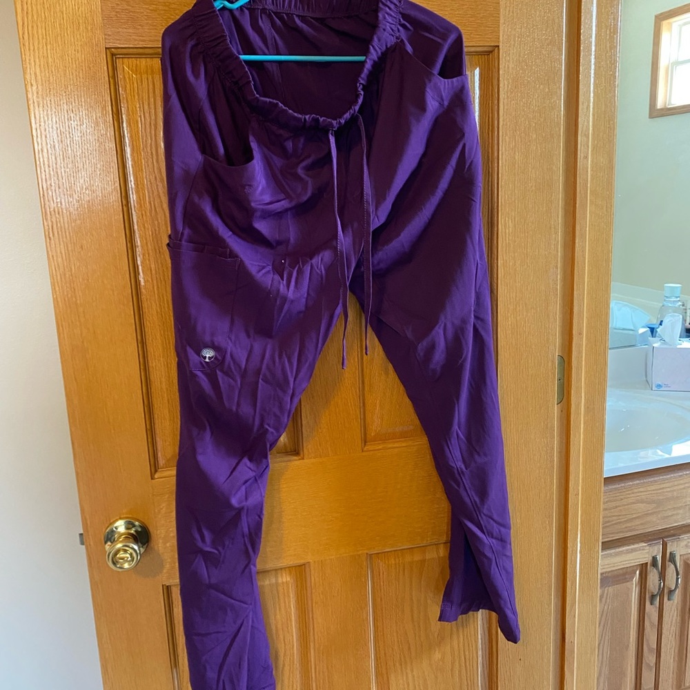 I’m great condition gently used scrub top. From smoke free home